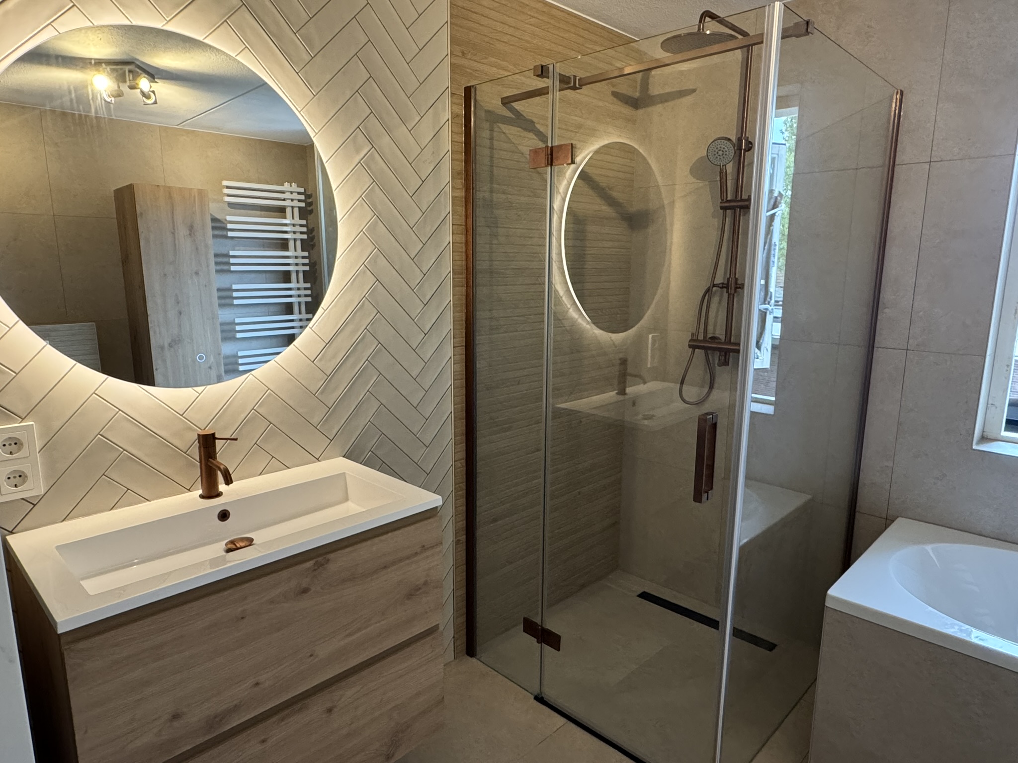 Renovatie badkamer met spiegel en badkamer meubel