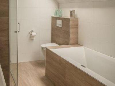 badkamer-met-houtlook-tegels